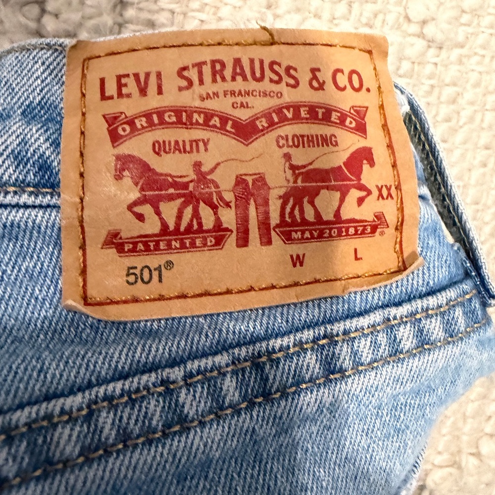 Levi's 501 Jeans - Original Fit 501 Jeans - medium wash Size 28 - Picture 2 of 7